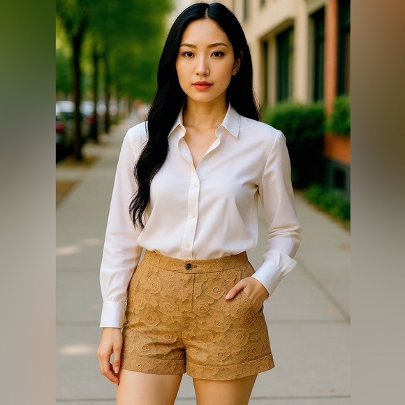 Pants - Siste’’s beige lace shorts NWT small